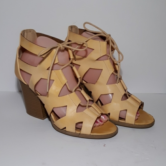 Charlotte Russe yellow heels sandals 8 - Picture 1 of 9